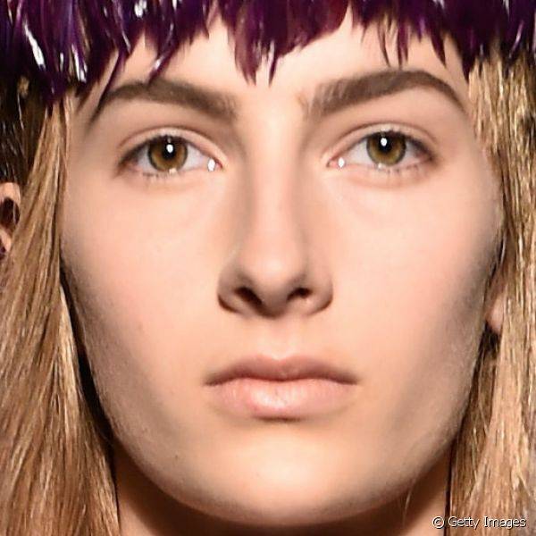 Com uma maquiagem b?sica, o destaque da beleza de Schiaparelli ficou para as sobrancelhas escurecidas